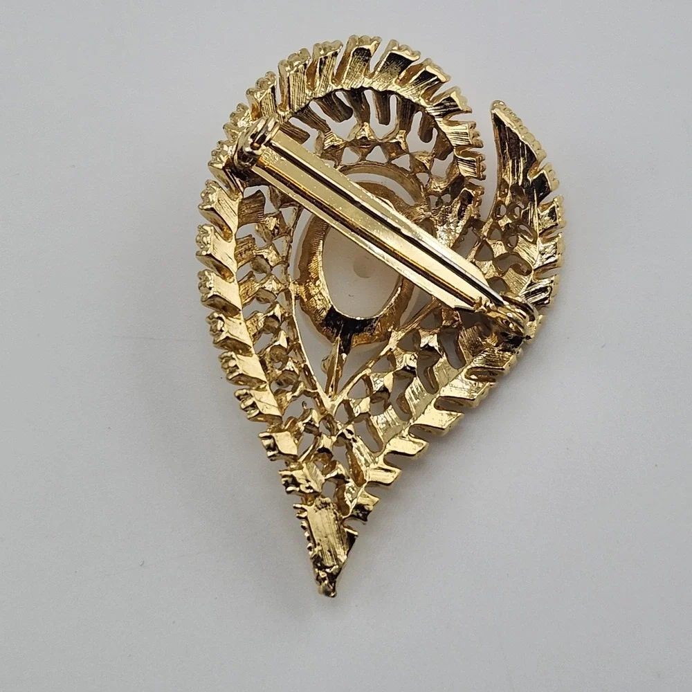 vintage‎ Gold Tone Leaf Faux Pearl Brooch
